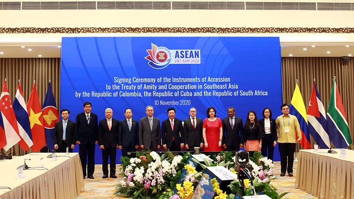 Le Vice-Premier ministre et ministre des Affaires étrangères Pham Binh Minh (6e à partir de la gauche), les représentants des ambassades des pays de l'ASEAN à Hanoi et les ambassadeurs de Colombie, de Cuba et d'Afrique du Sud posent pour une photo de famille après la cérémonie de signature. Photo : VGP.