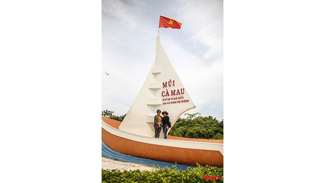 Le symbole de la route de Hô Chi Minh, un haut lieu touristique à Cà Mau. Photo : Journal Tô Quôc.