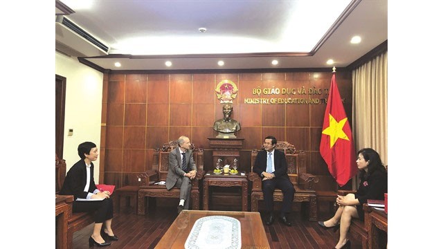 Rencontre entre le vice-ministre vietnamien de l’Éducation et de la Formation, Nguyên Van Phuc (droite), et le directeur régional de l’AUF en Asie-Pacifique, Jean-Marc Lavest, le 15 octobre à Hanoï. 