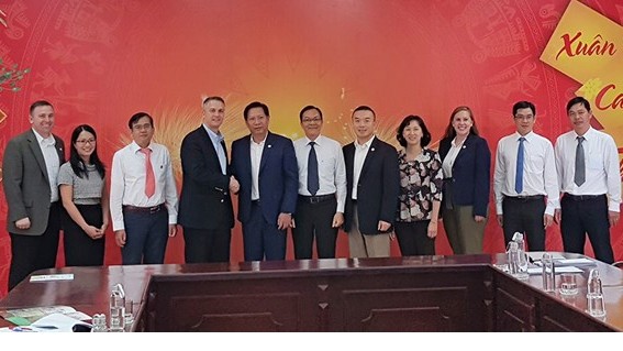 La délégation de travail du consulat général des États-Unis et les autorités de la province d’An Giang lors de leur rencontre. Photo : baoangiang.com.vn.