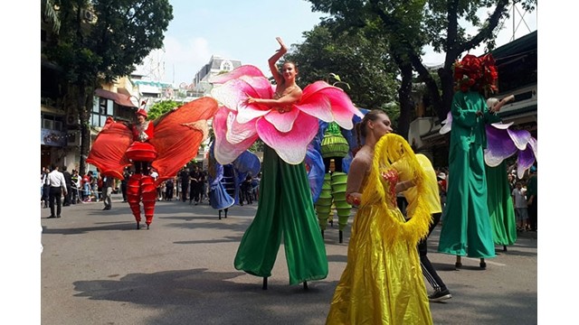 Les activités de promotion culturelle dans l'espace piéton du lac de Hoàn Kiêm et ses environs attirent toujours un grand nombre de visiteurs. Photo : Journal Hanoimoi.