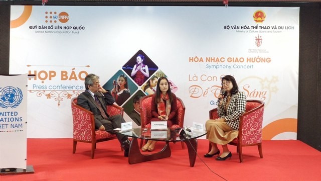 Honna Tetsuji, chef l’Orchestre symphonique du Vietnam, Naomi Kitahara, représentante en chef de l’UNFPA au Vietnam (en rouge), et Trân Tuyêt Anh, directrice du Département de la famille. Photo : Minh Duy/NDEL.