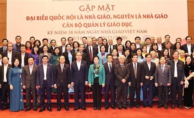 La Présidente de l’Assemblée nationale, Nguyên Thi Kim Ngân (premier rang, 7e à partir de la gauche), et les participants de la rencontre. Photo : VNA.