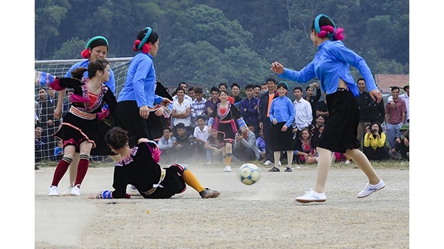 Ce match entre les filles des ethnies minoritaires a attiré un grand nombre d’habitants et des touristes. Photo : Journal Thoi Dai.