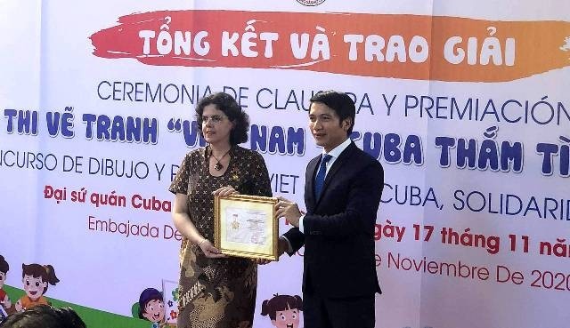 Cérémonie de remise du concours de dessin « Le Vietnam et Cuba renforcent leur solidarité ». Photo : Minh Duy/NDEL.