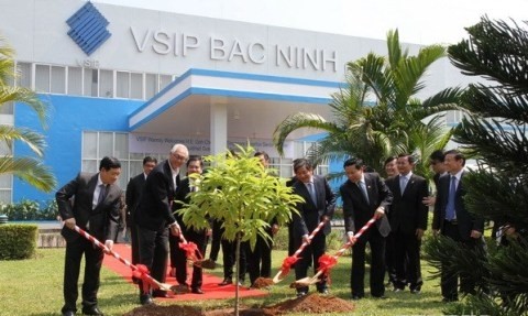 L’ancien Premier ministre singapourien, Goh Chok Tong et des responsables vietnamiens plantent un arbre de souvenir au sein de la ZI VISIP Bac Ninh. Photo: VNA.
