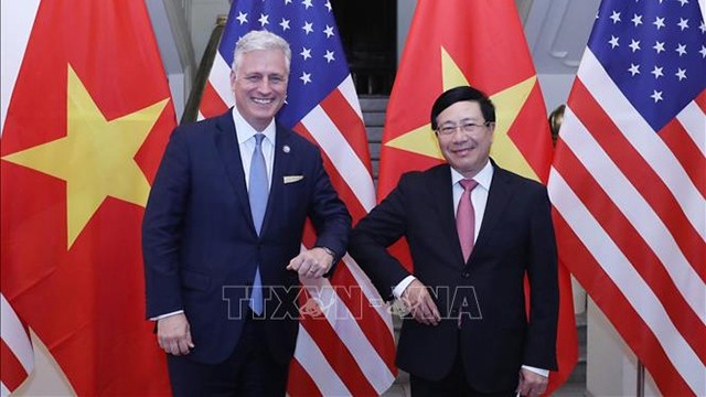 Le vice-premier ministre et ministre vietnamien des Affaires étrangères, Pham Binh Minh (à droite),et le conseiller à la Sécurité nationale, Robert O’Brien. Photo: VNA