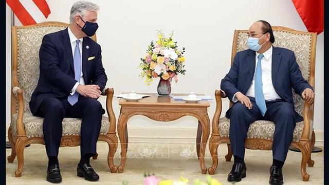 Le Premier ministre Nguyên Xuân Phuc (à droite) et le conseiller américain à la Sécurité nationale, Robert O’Brien. Photo: VNA
