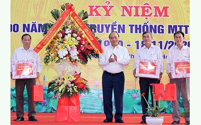 Le Premier ministre Nguyên Xuân Phuc (3e à droite) lors de l'événement marquant le 90e anniversaire du FPV à Hai Duong. Photo : VNA.