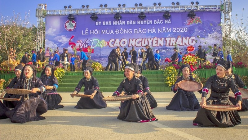 Une danse traditionnelle des Nùng lors de la cérémonie d'ouverture. Photo : VOV.