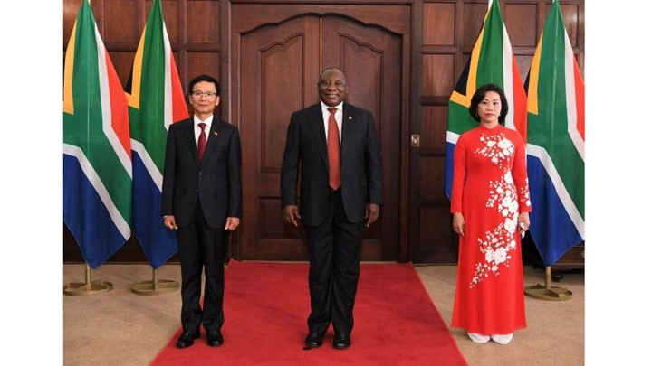 L’ambassadeur du Vietnam en Afrique du Sud, Hoàng Van Loi, (1er à gauche) et le président sud-africain Cyril Ramaphosa, le 19 novembre à Pretoria. Photo : BQT.