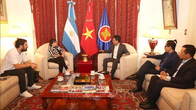 Le nouvel ambassadeur du Vietnam en Argentine, Duong Quôc Thanh (à droite), et la vice-présidente du PSOL d’Argentine, députée Julia Perié. Photo : VNA
