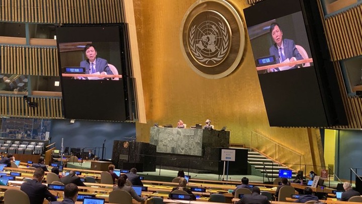 L’ambassadeur Dang Dinh Quy, chef de la mission permanente du Vietnam auprès de l’ONU, présente la résolution. Photo : BQT.