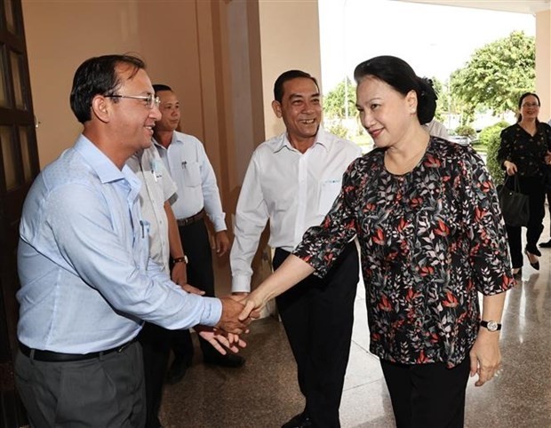 La Présidente de l’Assemblée nationale (AN), Nguyên Thi Kim Ngân, et des électeurs du district de Phong Diên. Photo : VNA.