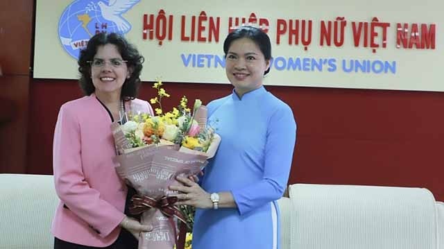 La présidente de la VWU Hà Thi Nga (à droite), et l’ambassadrice cubaine au Vietnam, Lianys Torres Rivera. Photo: thoidai.com.vn