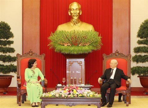 Le Secrétaire général du Parti communiste du Vietnam et Président de la République, Nguyên Phu Trong, et l'ambassadrice cubaine sortante au Vietnam, Lianys Torres Riverale, le 25 novembre à Hanoï. Photo : Tri Dung/VNA/CVN.