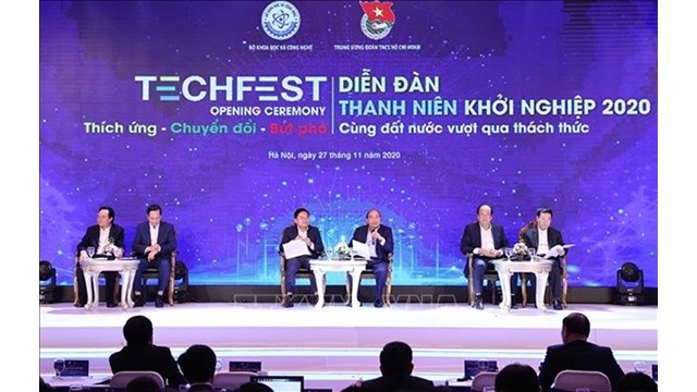 Le Premier ministre Nguyên Xuân Phuc (au centre, à droite) lors d'un dialogue avec des investisseurs, des experts et des entrepreneurs, le 27 novembre à Hanoï. Photo : Thông Nhât/VNA.