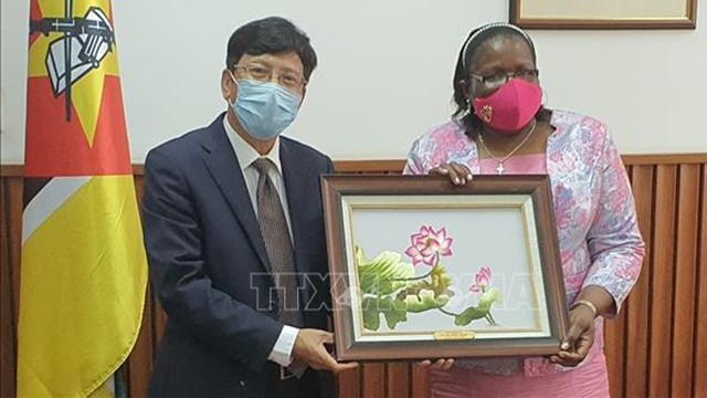  L'ambassadeur vietnamien au Mozambique, Lê Huy Hoang (à gauche), offre un cadeau de souvenir à la ministre mozambicaine des Affaires étrangères, Verónica Nataniel. Photo: VNA