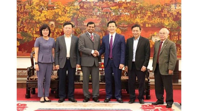 Le vice-président du Comité populaire de Bac Ninh, Vuong Quôc Tuân (3e, droite), reçoit une délégation de l’Ambassade du Sri Lanka au Vietnam, le 27 novembre. Photo : VNA