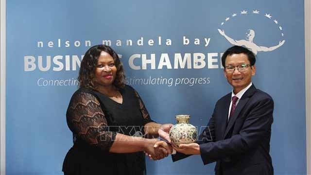 L’ambassadeur Hoàng Van Loi (à droite) offre un cadeau de souvenir à Nomkhita Mona, directrice exécutive de la Nelson Mandela Bay Business Chamber. Photo: VNA