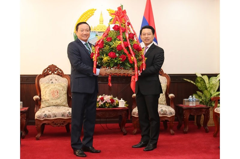 L’ambassadeur plénipotentiaire du Vietnam au Laos, Nguyên Ba Hùng (à gauche), et le ministre laotien des Affaires étrangères, Saleumxay Kommasith. Photo : NDEL.