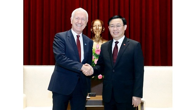 Le secrétaire du Comité municipal du Parti communiste du Vietnam de Hanoi, Vuong Dinh Huê, (à droite) et l’ambassadeur suisse, Ivo Sieber (à gauche). Photo: http://hanoimoi.com.vn
