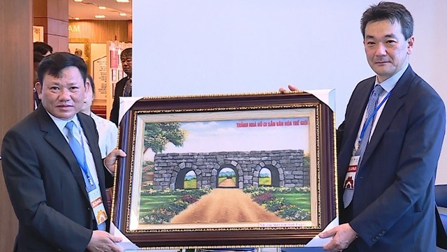 Nguyên Van Thi (à gauche), vice-président du Comité populaire de Thanh Hoa, offre un cadeau de souvenir à l'ambassadeur adjoint japonais au Vietnam, Shinichi Asazuma. Photo: baodautu.vn