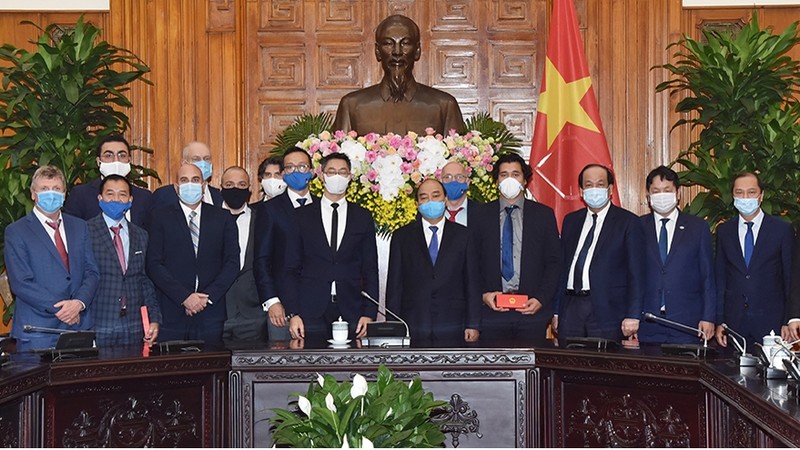 Le Premier ministre Nguyên Xuân Phuc et la délégation des représentants de grandes entreprises étrangères, le 25 novembre. Photo : Trân Hai/NDEL.
