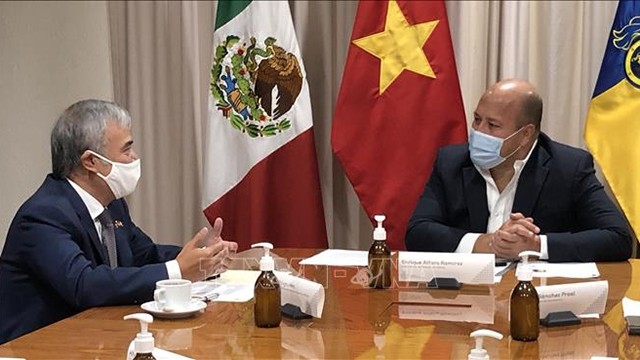 L’ambassadeur vietnamien au Mexique, Nguyên Hoài Duong (à gauche), lors de sa rencontre avec le gouverneur de l’État de Jalisco, Enrique Alfaro Ramírez. Photo: VNA