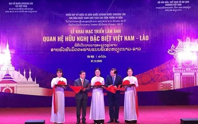  Le vice-ministre vietnamien de la Culture, des Sports et du Tourisme, Ta Quang Dông, et l’ambassadeur du Laos, Sengphet Houngboungnuang, ont coupé le ruban pour marquer l’ouverture de l’exposition. Photo : BQT.