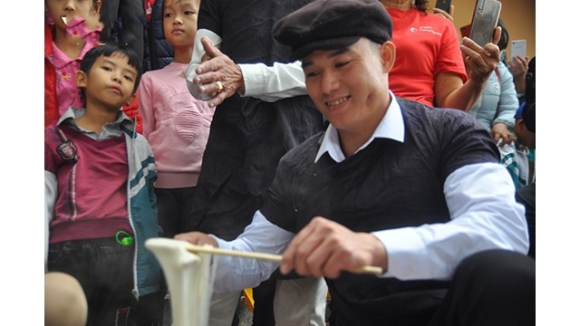 La compétition de préparation du « banh dày » lors de la fête des Tày à Muong Lai. Photo : VOV.