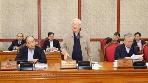 Le Secrétaire général et Président de la République, Nguyên Phu Trong, (debout) s’exprime lors de la réunion à Hanoï, le 8 décembre. Photo : VNA.