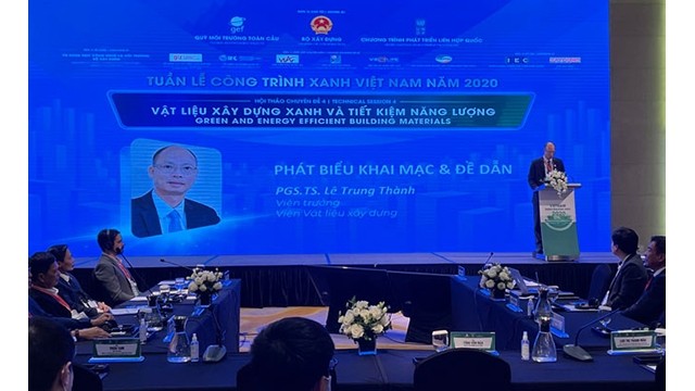 Vue générale de la conférence intitulée « Matériaux de construction écologiques et économie d'énergie » à Hanoi. Photo : https://baodautu.vn