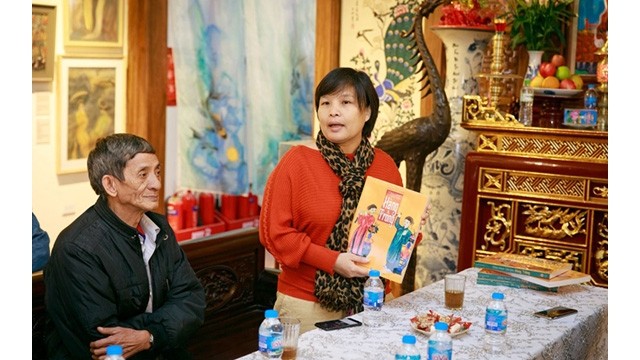 La directrice du Musée de la céramique de Hanoi présente son recueil d’estampes populaires de Hàng Trông: Photo : NDEL.