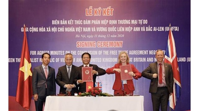 Signature d'un document sur la conclusion des négociations de l'accord de libre-échange Vietnam - Royaume-Uni, le 11 déceembre à Hanoï. Photo : VNA.