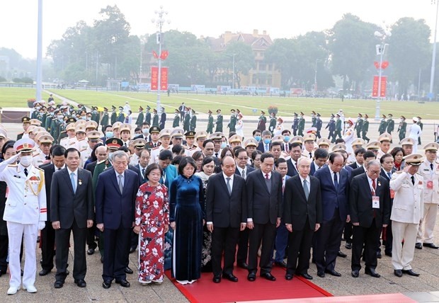 La délégation du CC du Parti communiste du Vietnam, de l'État, du CC du Front de la Patrie du Vietnam rend hommage au Président Hô Chi Minh devant son mausolée. Photo : VNA.