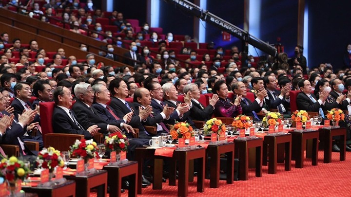 Des dirigeants et anciens dirigeants du Parti, de l'État et du Front de la Patrie du Vietnam au Congrès national d’émulation patriotique. Photo : VGP.