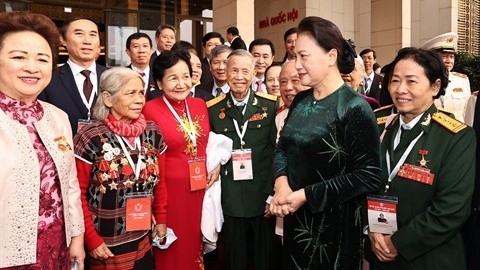 Rencontre entre la Présidente de l'AN et les délégués du Xe Congrès national d’émulation patriotique, le 9 décembre à Hanoï. Photo : VNA.