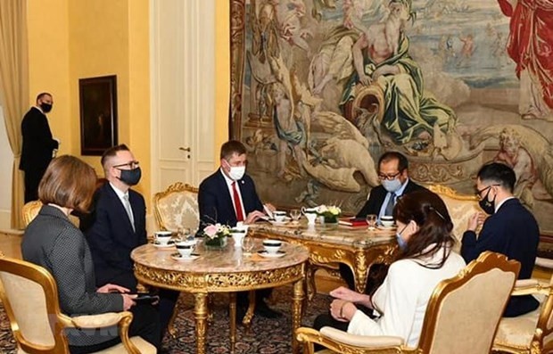 Séance de travail entre le ministre tchèque des Affaires étrangères, Tomas Petricek, et 'ambassadeur du Vietnam en République tchèque Thai Xuân Dung. Photo: VNA.