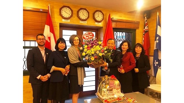 Une délégation du Service des Affaires étrangères de la province de Hà Tinh rend visite à l'ambassade du Canada au Vietnam à l'occasion de la fête de Noël. Photo : CPV.