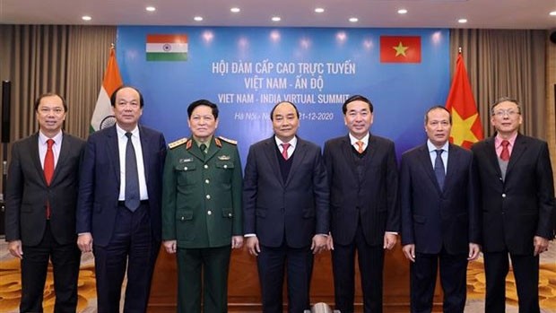 Le Premier ministre Nguyên Xuân Phuc (au centre) et les officiels vietnamiens participant à l’entretien, le 21 décembre. Photo : VNA.