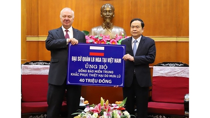 L’Ambassade russe au Vietnam accorde 40 millions de dôngs au FPV pour venir aux sinistrés au Centre du pays. Photo : https://dangcongsan.vn/