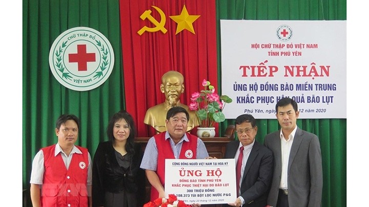 Les Vietnamiens aux États-Unis viennent en aide aux victimes des intempéries dans la province de Phu Yên. Photo : VNA.