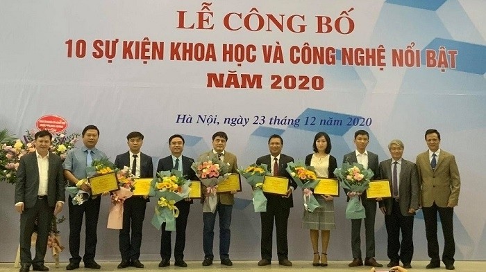 Les délégués à la cérémonie à Hanoi le 23 décembre pour annoncer les 10 événements scientifiques et technologiques les plus remarquables en 2020. Photo : NDEL.