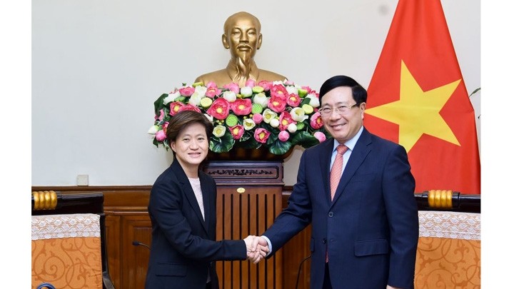 Le Vice-Premier ministre et ministre vietnamien des Affaires étrangères vietnamien Pham Binh Minh et Catherine Wong, ambassadrice de Singapour au Vietnam, lors de leur rencontre mercredi à Hanoi. Photo : BQT.
