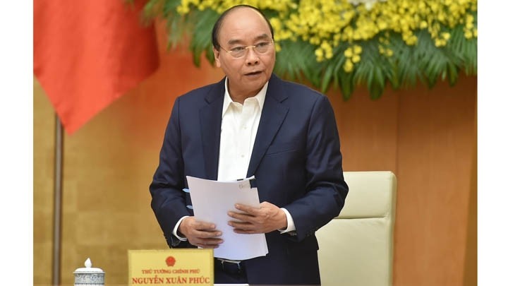 Le Premier ministre Nguyên Xuân Phuc (debout) lors de la réunion. Photo : VNA.
