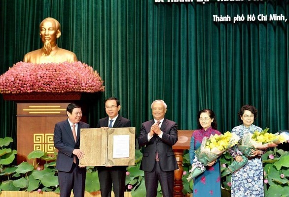 La cérémonie pour annoncer la résolution 1111/NQ-UBTVQH14 du Comité permanent de l'Assemblée nationale sur la réorganisation des unités administratives au niveau des districts et des communes et l’établissement de la ville de Thu Duc appartenant à Hô Chi Minh-Ville. Photo : VNA.