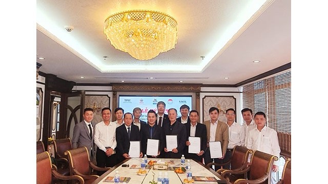 La signature d'un accord de coopération stratégique intégrale relative à la coordination dans la promotion, l’attraction des investissements et la coopération commerciale entre le Vietnam et la République de Corée. Photo: Journal Dai Doàn Kêt