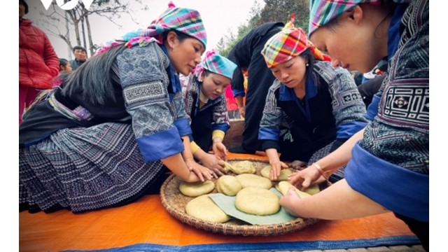 La fête de pilonnage du « bánh dày » dans le district de Mù Cang Chai. Photo : VNA.