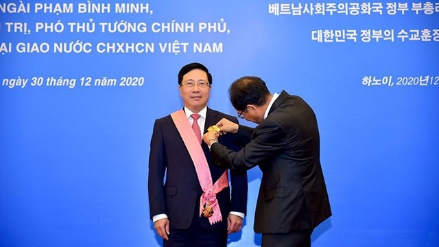 L’ambassadeur de la République de Corée au Vietnam, Park Noh-wan décore la médaille Gwanghwa pour le Vice-Premier ministre Pham Binh Minh. Photo : congly.vn.
